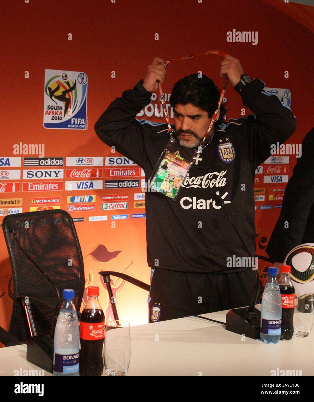 11. Juni 2010: Pretoria, Südafrika - Cheftrainer der argentinischen Fußballnationalmannschaft DIEGO ARMANDO MARADONA während einer Pressekonferenz im Konferenzsaal des Loftus Versfeld Stadions in Pretoria. Diego Maradona, Torschütze des berüchtigten Hand-of-God-Tores im Finale von 1986, sprach sich am Eröffnungstag der Weltmeisterschaft am Freitag für ein faires Spiel aus. Conferencia de prensa del DT. De la seleccion argentinien Diego Armando Maradona en la Sala de conferencia del Loftus Versfeld Stadium en Pretoria. FOTO: FABIAN MARELLI ENVIADO SPECIAL (Bild: © La Nacion/GDA/ZUMApress.com) Stockfoto