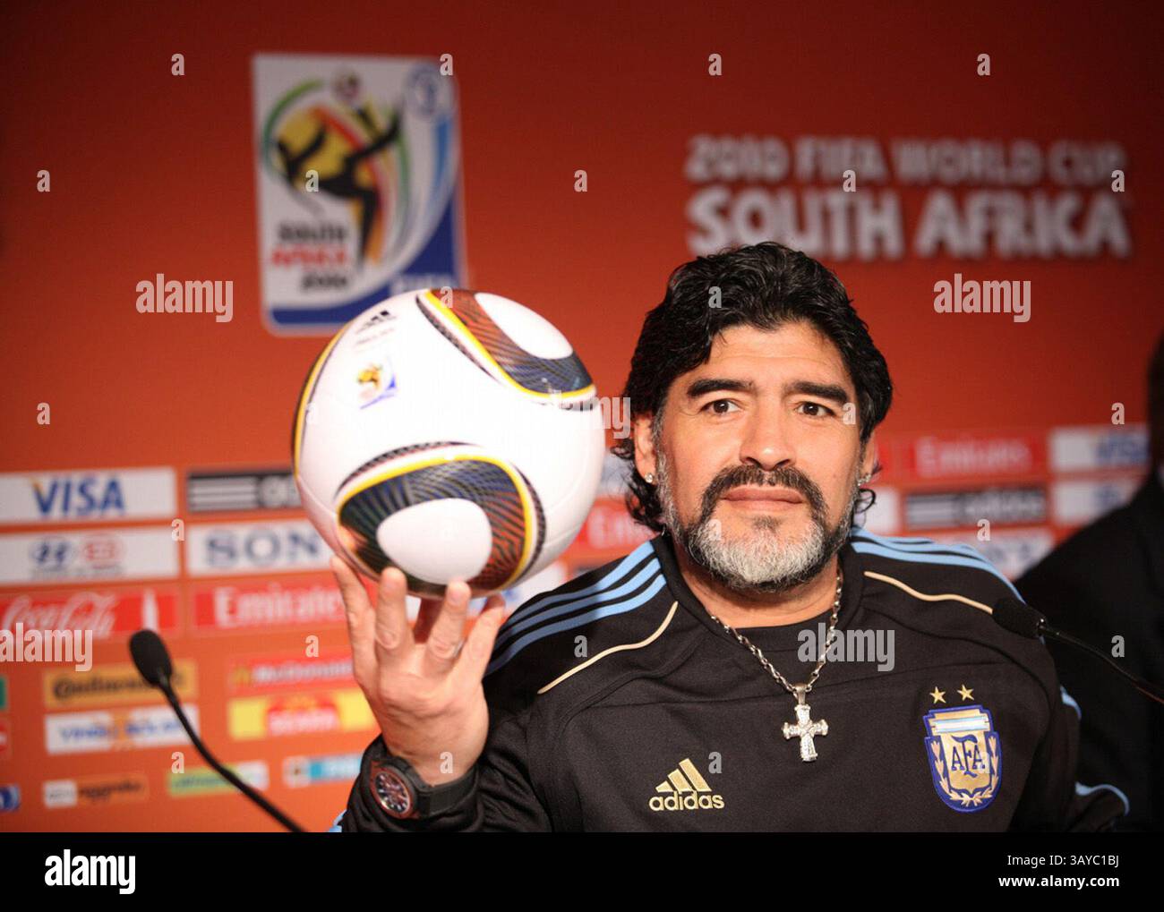 11. Juni 2010: Pretoria, Südafrika - Cheftrainer der argentinischen Fußballnationalmannschaft DIEGO ARMANDO MARADONA während einer Pressekonferenz im Konferenzsaal des Loftus Versfeld Stadions in Pretoria. Diego Maradona, Torschütze des berüchtigten Hand-of-God-Tores im Finale von 1986, sprach sich am Eröffnungstag der Weltmeisterschaft am Freitag für ein faires Spiel aus. Conferencia de prensa del DT. De la seleccion argentinien Diego Armando Maradona en la Sala de conferencia del Loftus Versfeld Stadium en Pretoria. FOTO: FABIAN MARELLI ENVIADO SPECIAL (Bild: © La Nacion/GDA/ZUMApress.com) Stockfoto