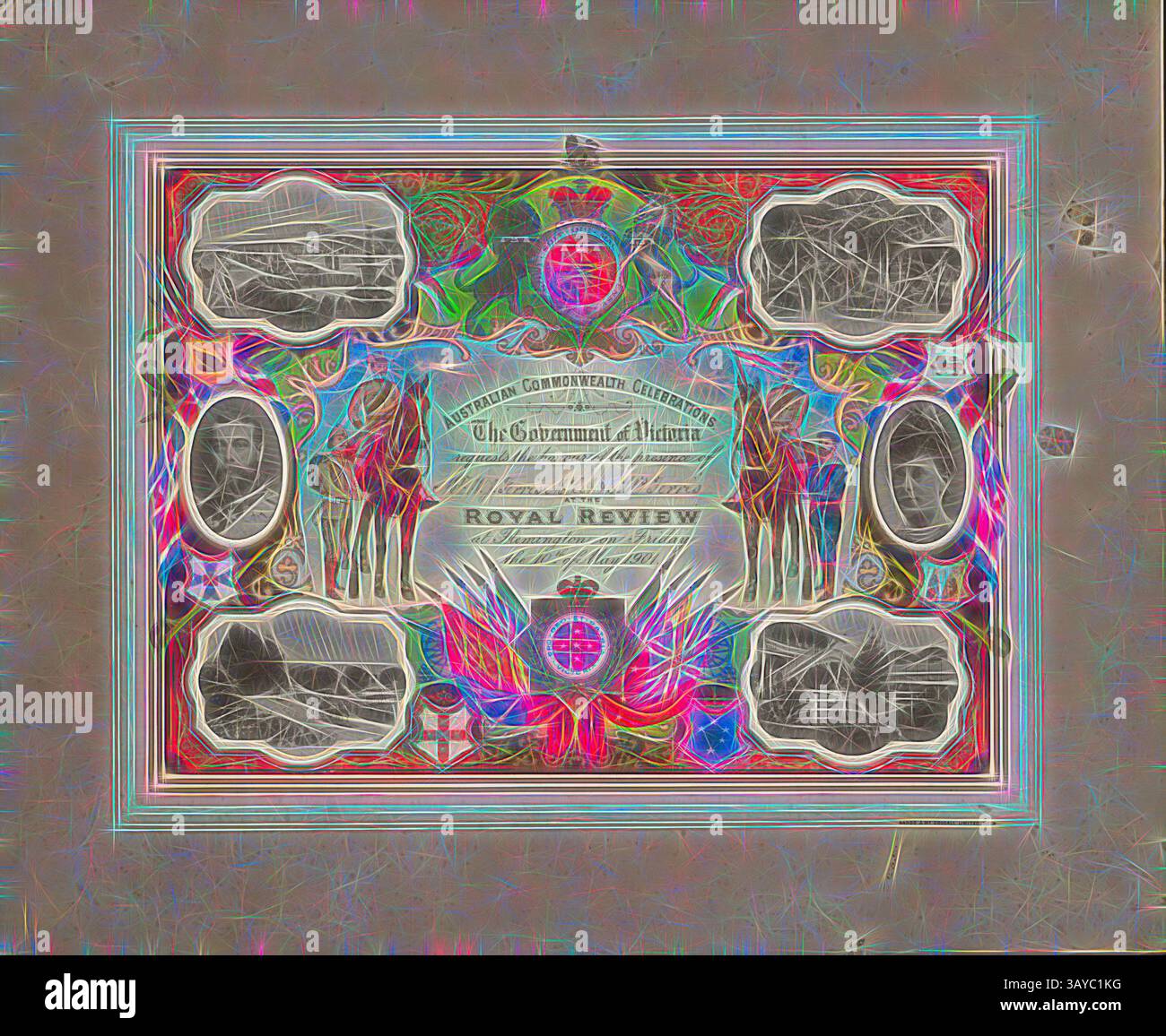 Ein kunstvolles Zertifikat mit komplizierten Designs, eingerahmt von dekorativen Motiven. Es enthält historische Illustrationen von Pferden und Figuren sowie Medaillons-ähnliche Porträts und farbenfrohe Verzierungen. Der Text hebt eine bedeutende Gedenkveranstaltung mit dem Titel "Royal Review., Invitation - to Mr William John Ferris MLA & Mrs Ferris, Royal Review, Australian Commonwealth Celebrations, Flemington, 10. Mai 1901, Einladung an Herrn William John Ferris und Frau Ferris von der Regierung von Victoria. Die Einladung lädt das Paar zur Royal Review in Flemington ein Stockfoto