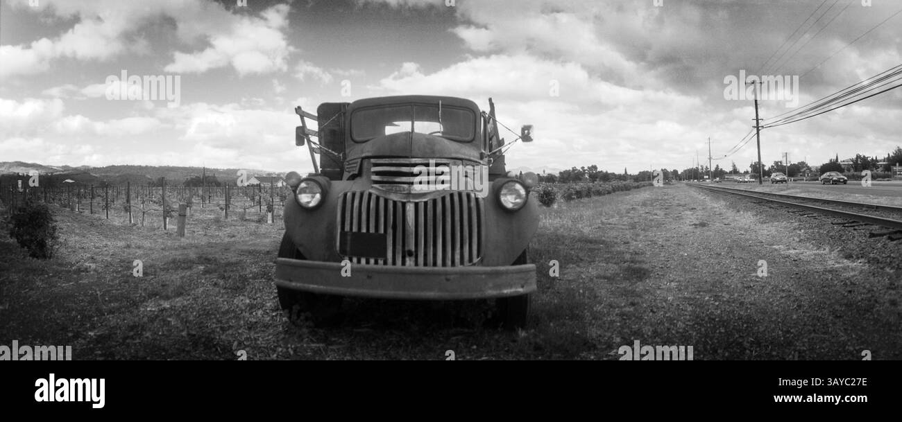 Ein alter Truck auf einem Feld, Napa Valley, Kalifornien, USA Stockfoto