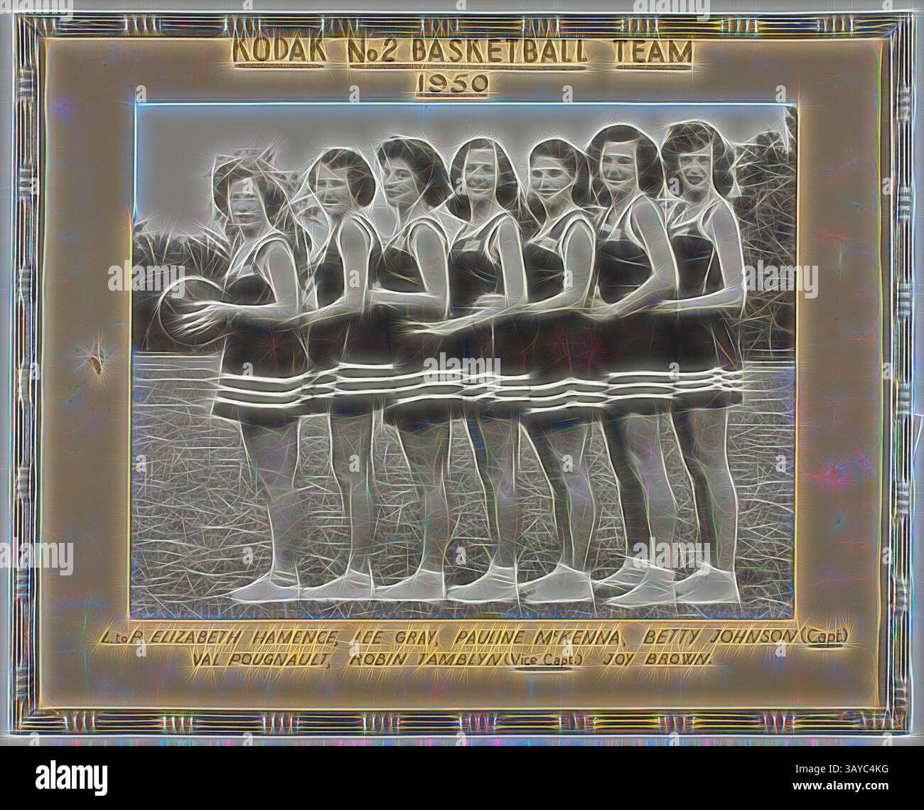 Eine Gruppe von sechs jungen Frauen in Vintage-Basketballuniformen steht in einer Schlange, jede hält einen Basketball. Sie zeigen ein Gefühl von Kameradschaft und Teamgeist, mit Lächeln und selbstbewussten Körperhaltungen, während die natürliche Umgebung als Kulisse dient. Das Bild zeigt Namen und Rollen und hebt die Zusammensetzung und Führung des Teams hervor., Foto: Kodak Women's No 2 Basketball Team, Melbourne, 1950, gerahmtes Schwarz-weiß-Porträt-Foto des Kodak Women's No 2 Basketball Teams, 1950. Abgebildet, von links nach rechts: ELIZABETH HAMENCE, LEE GRAY, PAULINE McKenna, BETTY JOHNSON (Capt.), VAL POUGNAULT Stockfoto