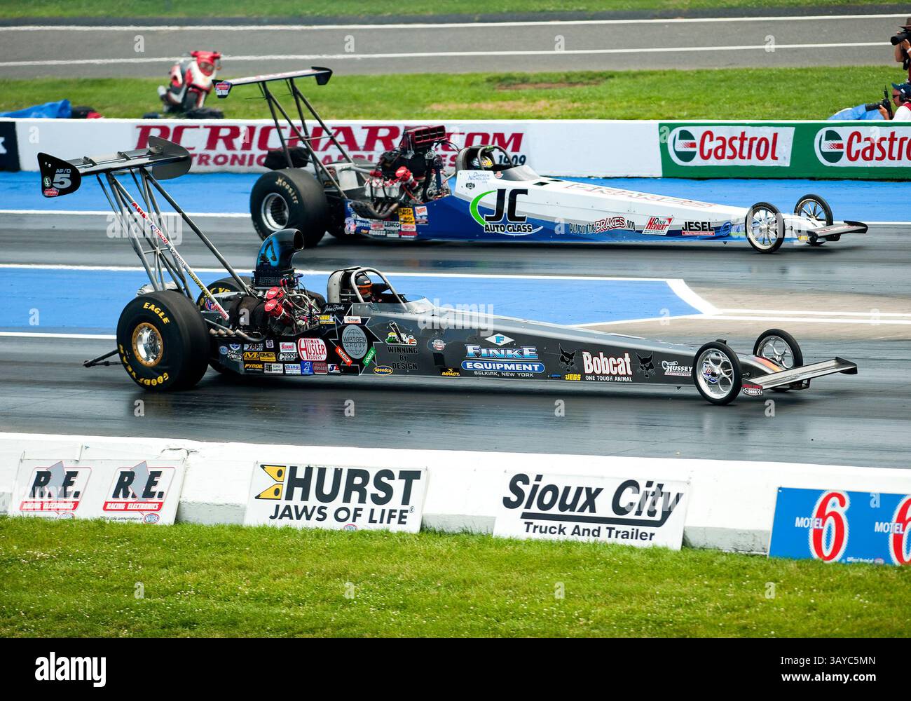 13. Juni 2010: Top-Alkoholdragster Darren Nicholson von J-C Auto Glass und John Finke von Bobcat Express bei den 41. Jährlichen United Association NHRA SuperNationals im Old Bridge TWP Raceway Park in Englishtown, New Jersey. 13. Juni 2010: 41. Jährliche United Association NHRA SuperNationals im Old Bridge TWP Raceway Park in Englishtown, New Jersey. (Bild: © Duncan Williams/Cal Sport Media/ZUMApress.com) Stockfoto