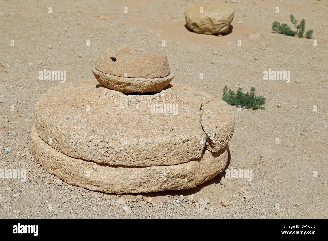 Alte Getreideschleifsteine in Nordafrika Stockfoto