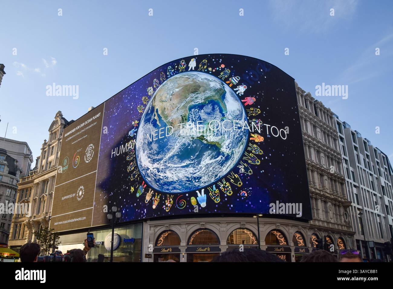 London, Großbritannien. April 2025. Eine spezielle Filmvorführung des Planeten Erde und seiner Bewohner auf Piccadilly Lights im Piccadilly Circus für den Earth Day, organisiert von Space for A Better World und Space for Art Foundation. Quelle: Vuk Valcic/Alamy Live News Stockfoto