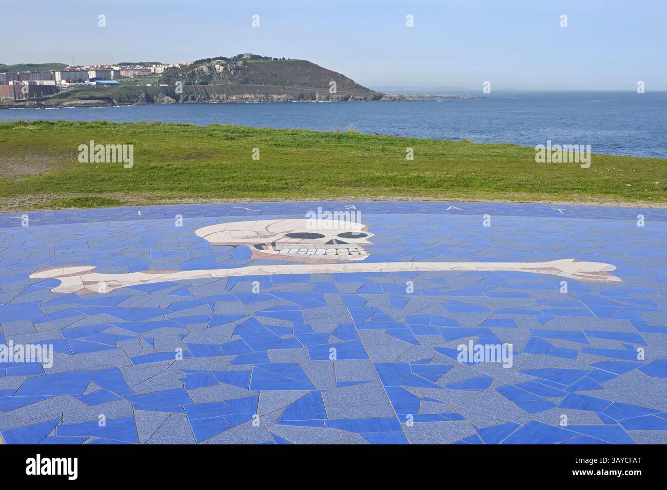 Tarsis Schädel- und Knochendarstellung Kompass oder Rose des Windmosaiks, Rosa Dos Ventos, im Park Torre de Hércules, La Coruna Spanien Stockfoto