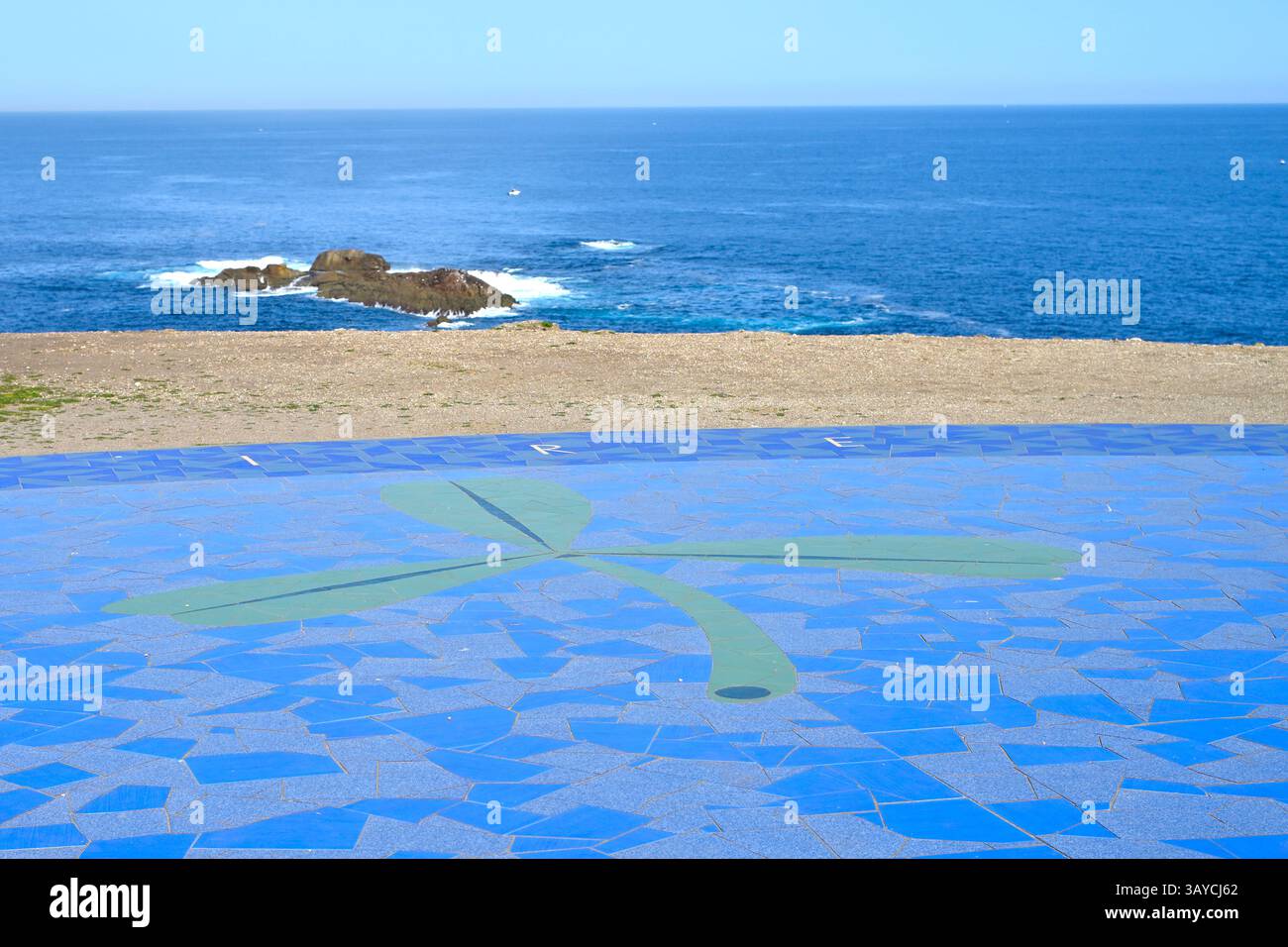 EIRE war auf dem Kompass oder der Rose des Windmosaiks Rosa Dos Ventos im Park Torre de Hércules in La Coruna, Spanien vertreten Stockfoto