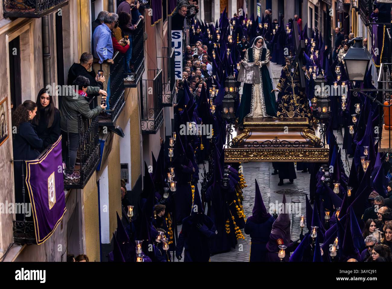 Die Hermandad de la Verónica trägt den Paso La Verónica (die Frau, die Jesus das Gesichtstuch gibt) während der Karfreitagsprozession in Cuenca. Plaza Mayor, Cuenca, Castilla-La Mancha, Spanien Stockfoto