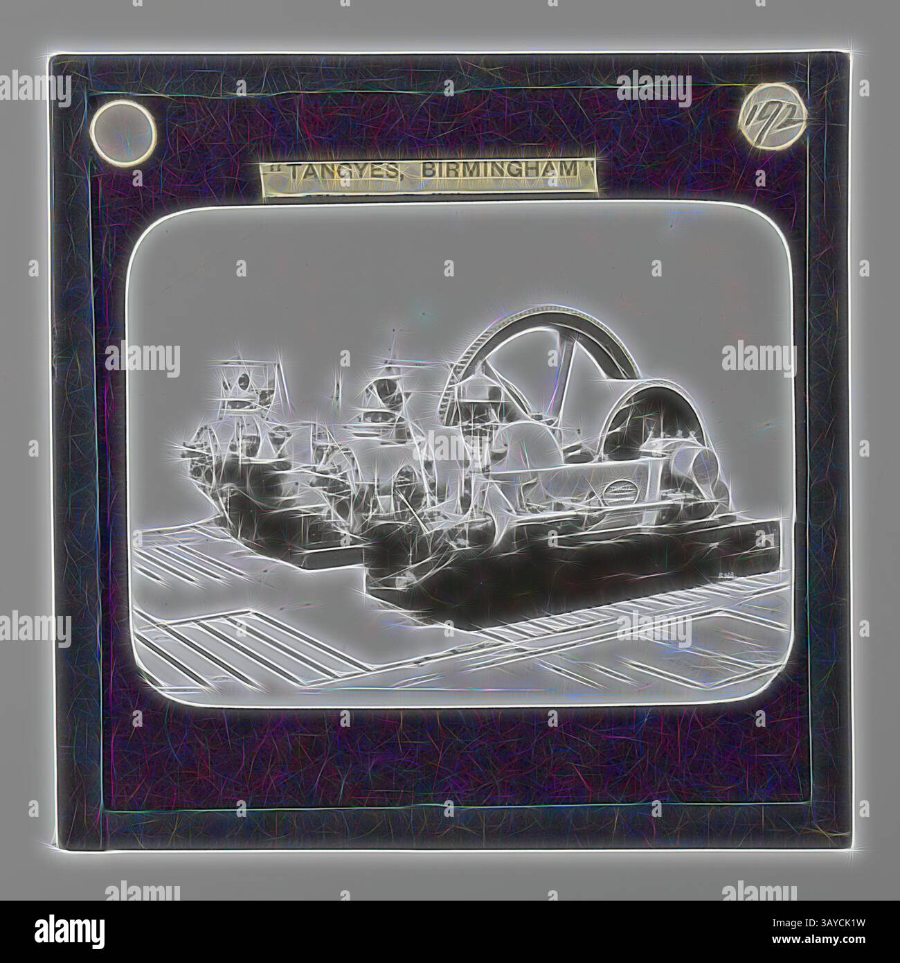 Eine historische Ausstellung von Dampfmaschinen mit komplexen Maschinen und Ingenieuren vor dem Hintergrund von Industriedesign. Die Szene spiegelt die Innovation einer vergangenen Ära wider und betont die Handwerkskunst der frühen Maschinentechnologie., Lantern Slide - Tangyes Ltd, Pair of Gas Engines, um 1910, eine von 239 Glaslaternen-Folien, die Produkte darstellen, die von Ingenieuren von Tangyes Limited aus Birmingham, England, hergestellt wurden. Die Bilder umfassen verschiedene Produkte wie Motoren, Kreiselpumpen, Hydraulikpumpen, Gasproduzenten, Materialprüfmaschinen, Pressen, Werkzeugmaschinen, Hydraulik Stockfoto