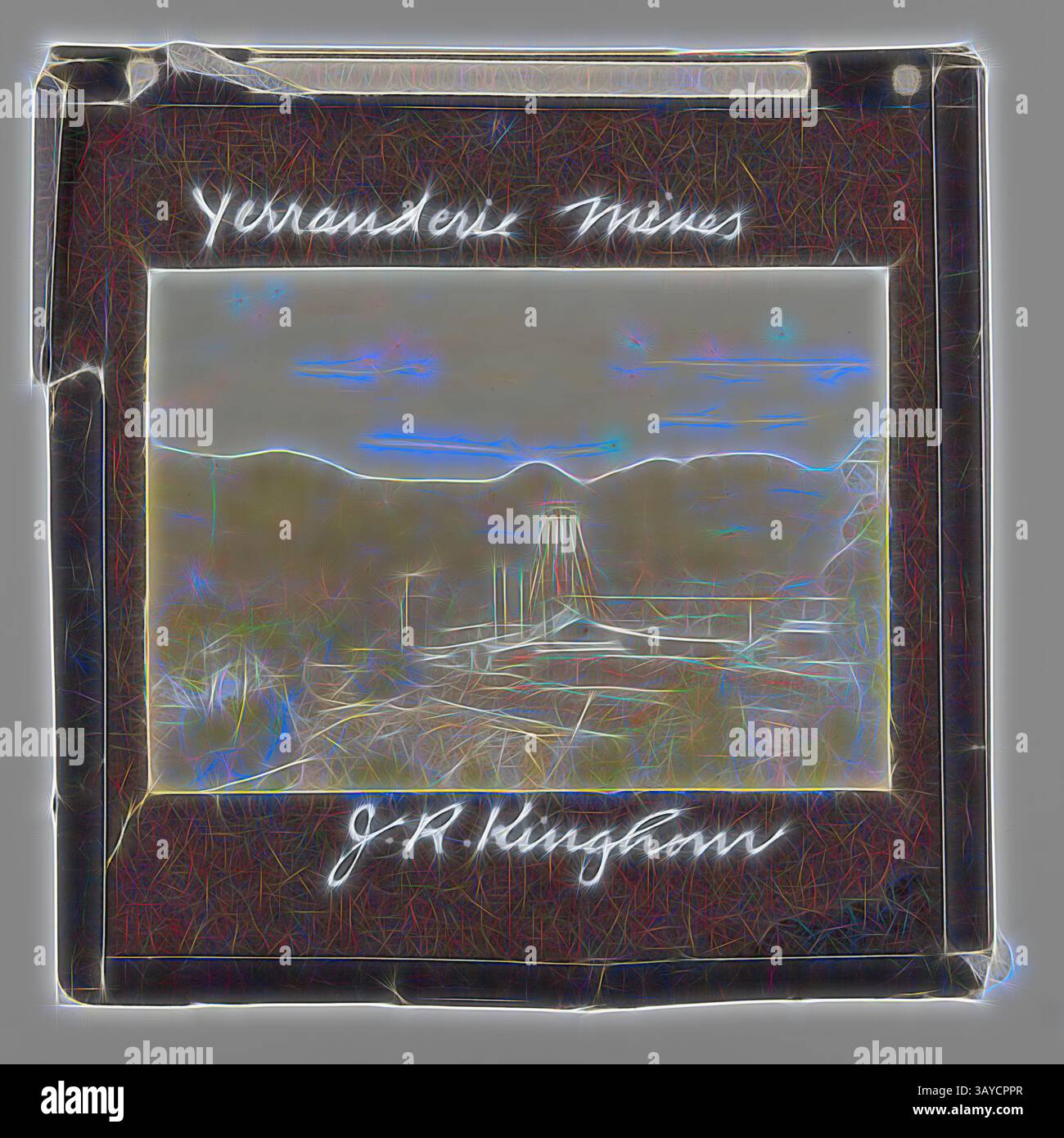 Ein gerahmtes Kunstwerk zeigt die Landschaft der Yerranderie Mines, zeigt ferne Berge und eine historische Bergbaustruktur, wobei die Signatur des Künstlers deutlich sichtbar ist., Lantern Slide - 'Yerranderie Mines', New South Wales, 1920-1940, farbige Laterne-Folie, die die Yerranderie Mines zeigt. Bild von J. R. Kinghorn, (1891-1983), Zoologe, Museumskurator und Rundfunkanstalt. Kinghorn war zwischen 1907 und 1956 im Australian Museum in Sydney tätig, Klassische Kunst mit einem modernen Twist, der von Artotop neu interpretiert wurde Stockfoto