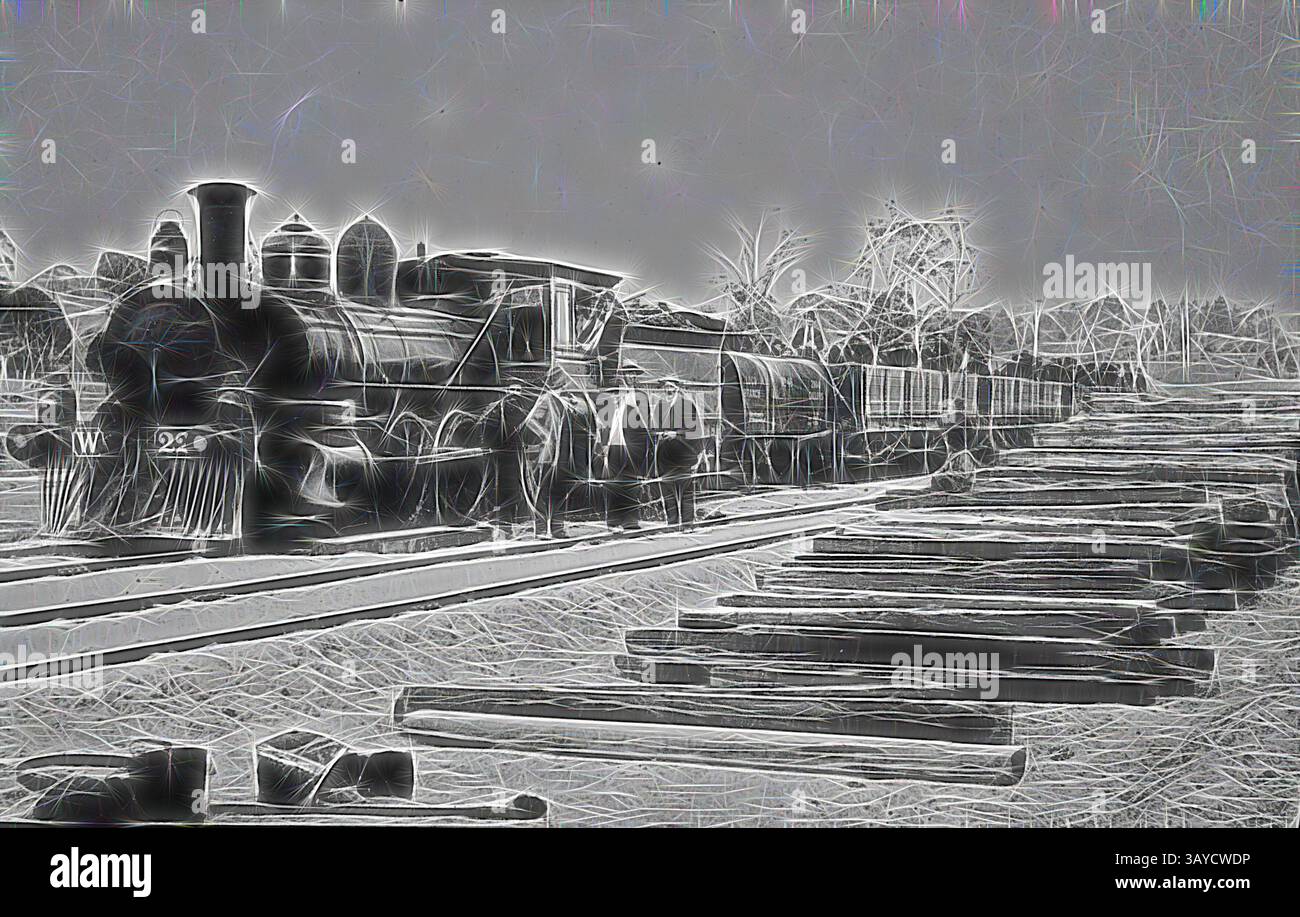 Eine alte Dampflokomotive steht neben einem Holzgleis, umgeben von Fracht und Bäumen. Die Szene weckt ein Gefühl von Nostalgie für die Tage der frühen Eisenbahnreisen und Industrie. Negativ - Bruthen District, Victoria, um 1915, Dampflokomotive Nr. 22 der W-Klasse 4-6-0? Transport von Lastkraftwagen. Mehrere Personen stehen neben der Lokomotive. Ein großer Haufen von Bahnschwellen ist neben der Strecke gestapelt. Eine große Gruppe von Personen steht auch in den Lastwagen. Die Lokomotiven der W-Klasse wurden von Baldwin Locomotive Works, Philadelphia, zwischen 1879 und 1883 gebaut Stockfoto
