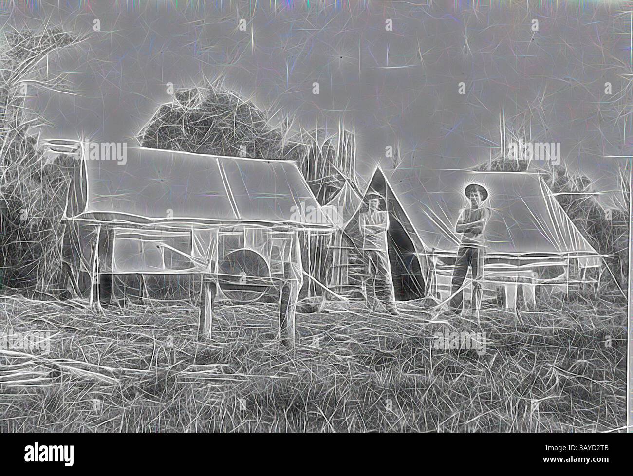 Zwei Personen stehen in der Nähe rustikaler Hütten, umgeben von einer grasbewachsenen Landschaft mit schrägen Dächern. Die Szene strahlt ein Gefühl der Einfachheit und eine Verbindung zum ländlichen Leben aus., negativ - Woodcutters' Camp, Ballarat District (?), Victoria, ca. 1885, zwei Männer vor Zelten ein Zelt hat einen Kamin aus Holzstämmen. Die Männer tragen Singlets, Hüte und Hosen, vor ihnen sind zwei Äxte. Vor den Zelten befindet sich ein Schleifstein zum Schärfen der Äxte, und im Hintergrund stehen viele Bäume. Klassische Kunst mit einem modernen Twist von Artotop Stockfoto