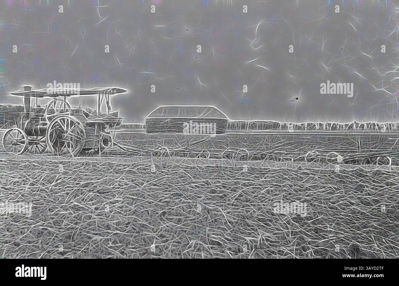 Ein alter Traktor steht auf einem Feld, umgeben von Reihen von Erntegut, mit einer Scheune im Hintergrund unter bewölktem Himmel. Die Szene weckt ein Gefühl des ländlichen Erbes und der harten Arbeit der Landwirtschaft., negativ - Dampfpflügen mit Traktionsmotor ziehen drei Pflüge, Werribee, Victoria, 1910, drei Pflüge von einem Traktionsmotor gezogen. Obwohl er als Fowler-Triebwerk beschrieben wird, wird angenommen, dass es sich um einen Aveling- und Porter-Motor handelt. Zwei Männer stehen vor dem Motor und tragen Hüte. Hinter dem Motor befindet sich ein großer Heuhaufen. Es gibt viele Bäume und einen Zaun im Stockfoto