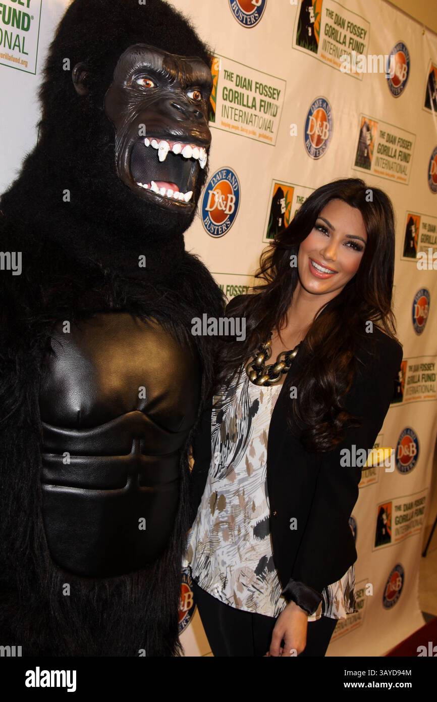 9. Juni 2010 - New York, New York, USA - Celebrity Skee Ball Turnier für den Dian Fossey Gorilla Fund International. Dave & Busters Times Square, NYC.06-09-2010.Fotos von , Photos Inc KIM KARDASHIAN. K65153SMO(Bild: © Sonia Moskowitz/Globe Photos/ZUMApress.com) Stockfoto