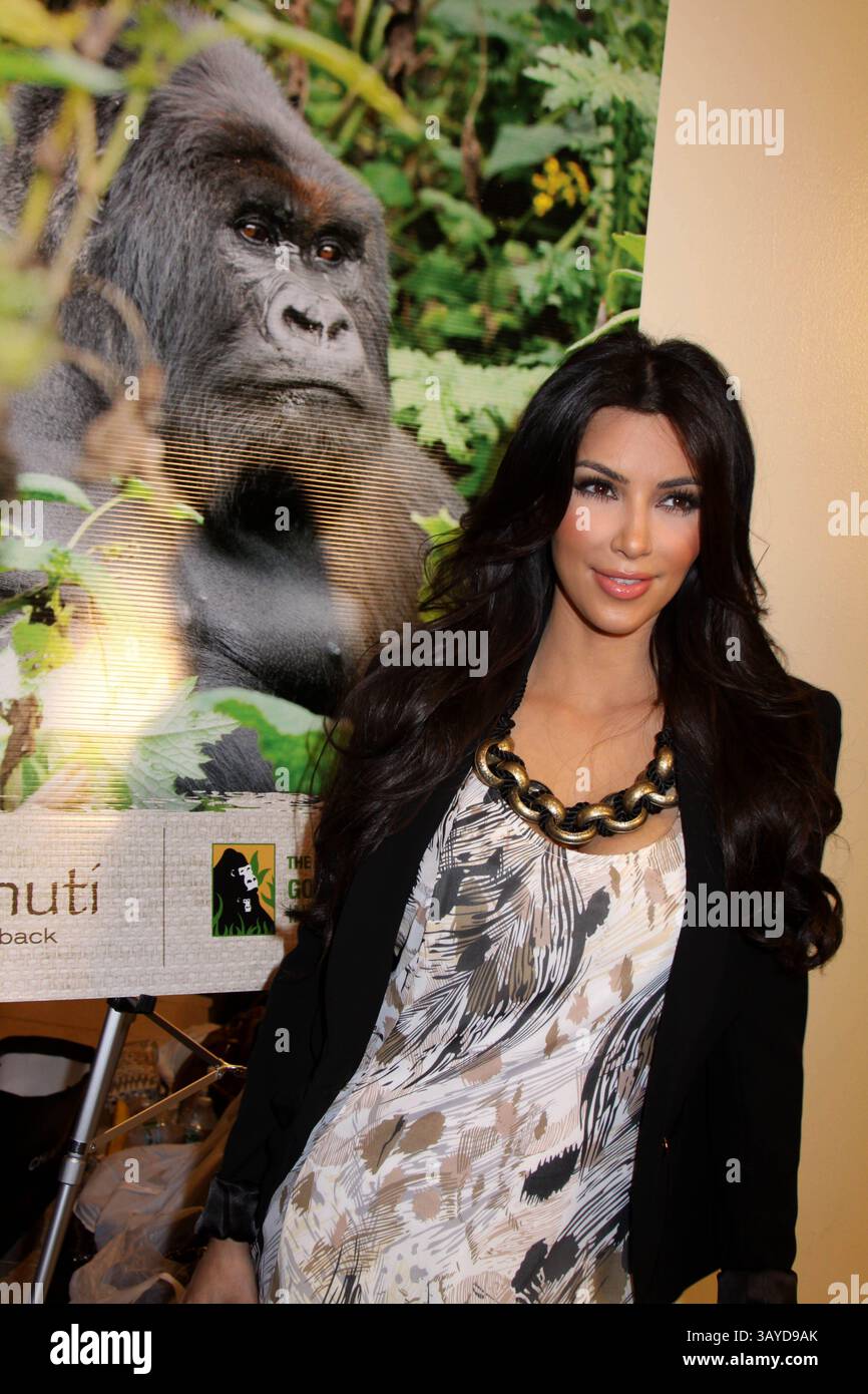 9. Juni 2010 - New York, New York, USA - Celebrity Skee Ball Turnier für den Dian Fossey Gorilla Fund International. Dave & Busters Times Square, NYC.06-09-2010.Fotos von , Photos Inc KIM KARDASHIAN. K65153SMO(Bild: © Sonia Moskowitz/Globe Photos/ZUMApress.com) Stockfoto