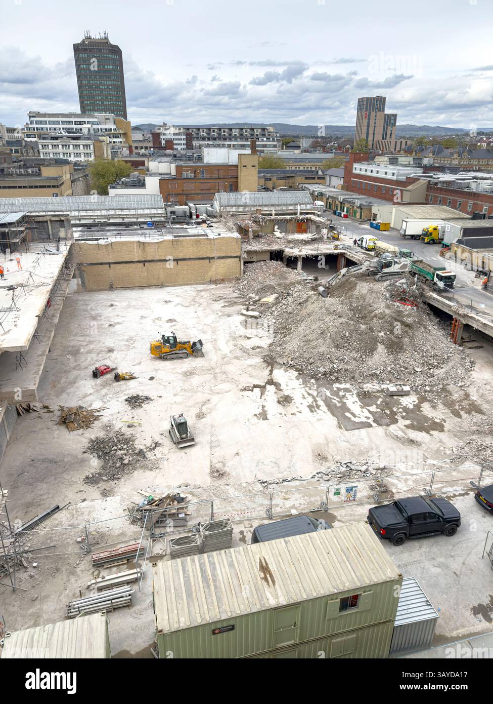Der Abriss des ehemaligen Debenhams-Geschäfts im Stadtzentrum von Cardiff nähert sich dem Abschluss. Einst ein Eckpfeiler des Einkaufsviertels von Cardiff. - Smartphone-aufgenommenes Stockfoto