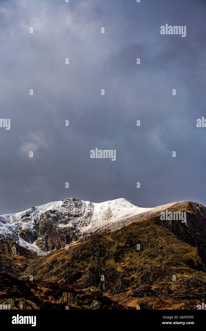 Der schneegeküsste Cwm Idwal krönt die Glyderau in Nord-Eryri und erhebt sich unter dem Himmel mit einer zeitlosen walisischen Majestät Stockfoto