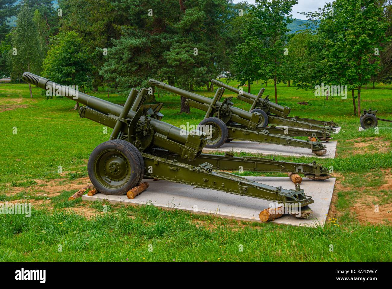 Waffen wurden vor dem Militärhistorischen Institut in Svidnik, Slowakei, ausgestellt. BILD Stockfoto