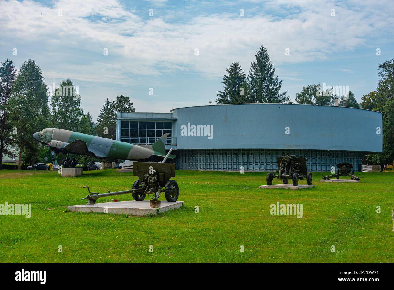 Waffen wurden vor dem Militärhistorischen Institut in Svidnik, Slowakei, ausgestellt. BILD Stockfoto