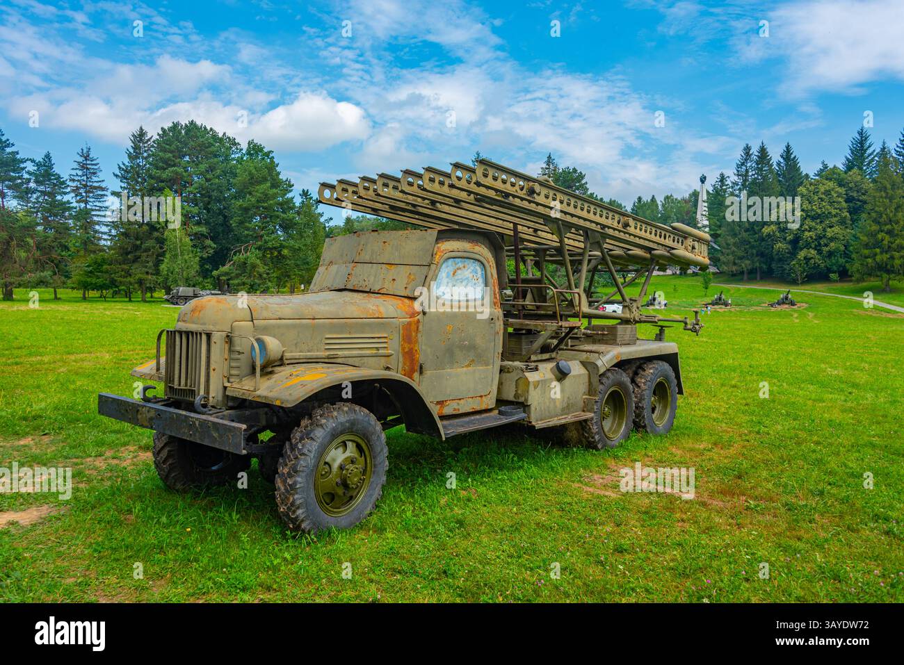Waffen wurden vor dem Militärhistorischen Institut in Svidnik, Slowakei, ausgestellt. BILD Stockfoto