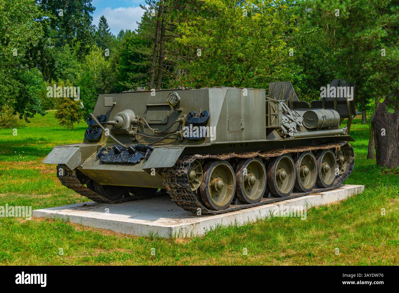 Waffen wurden vor dem Militärhistorischen Institut in Svidnik, Slowakei, ausgestellt. BILD Stockfoto