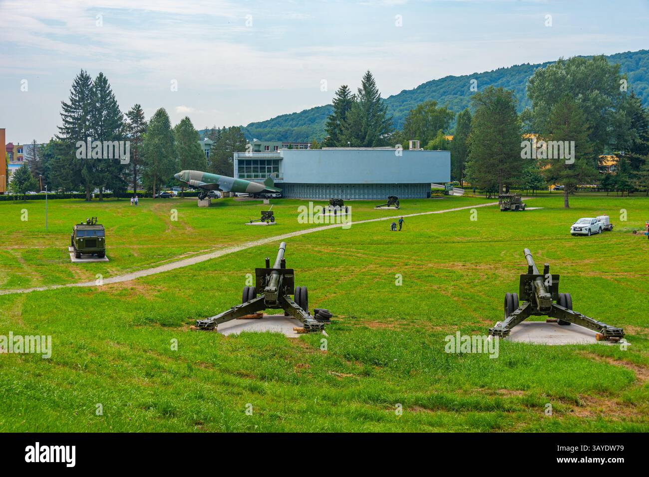 Waffen wurden vor dem Militärhistorischen Institut in Svidnik, Slowakei, ausgestellt. BILD Stockfoto