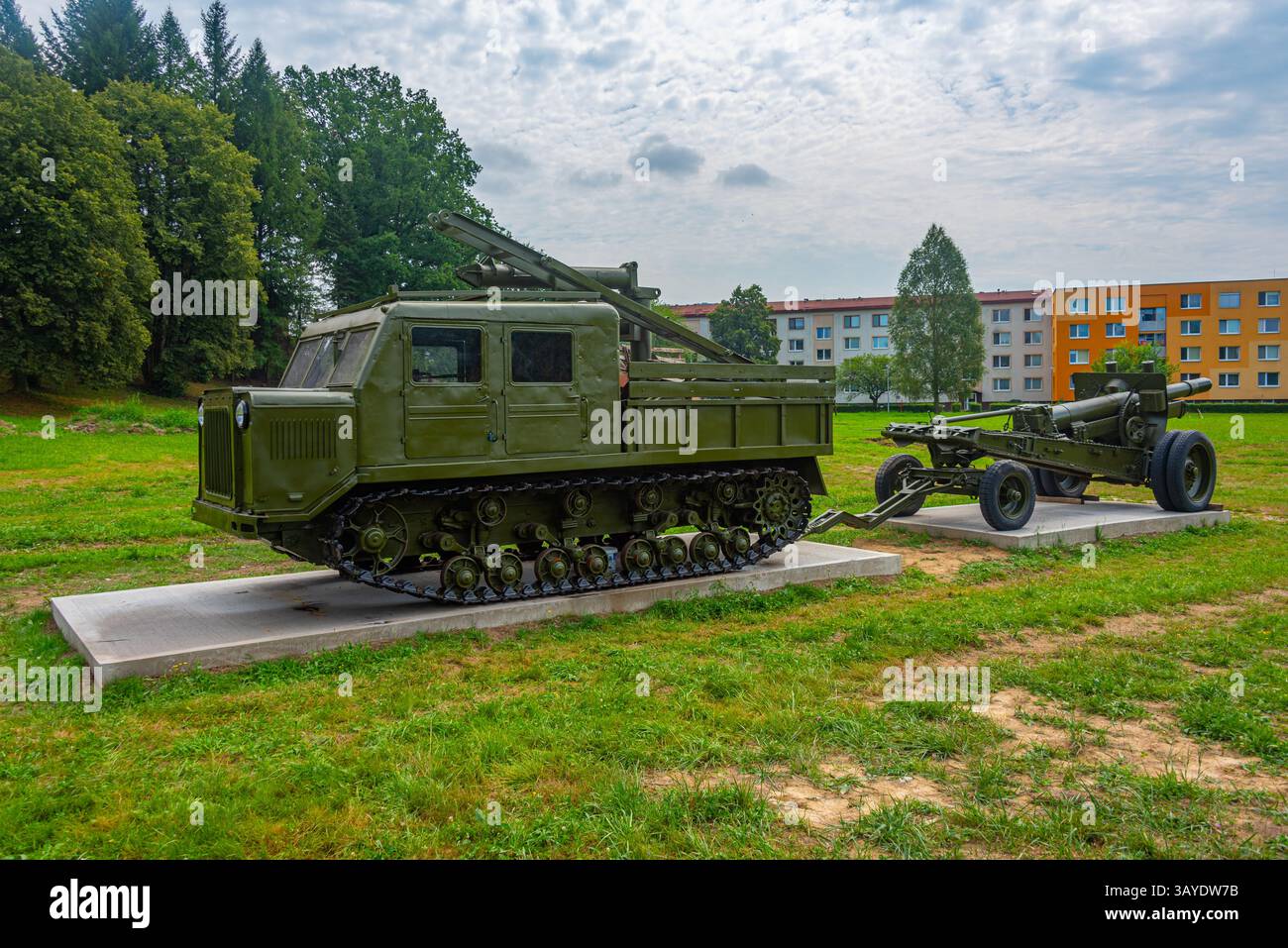 Waffen wurden vor dem Militärhistorischen Institut in Svidnik, Slowakei, ausgestellt. BILD Stockfoto