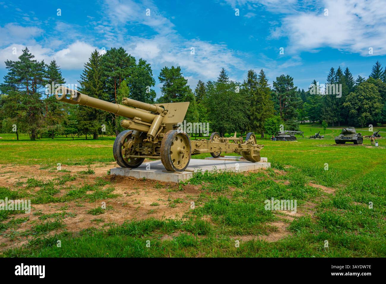 Waffen wurden vor dem Militärhistorischen Institut in Svidnik, Slowakei, ausgestellt. BILD Stockfoto