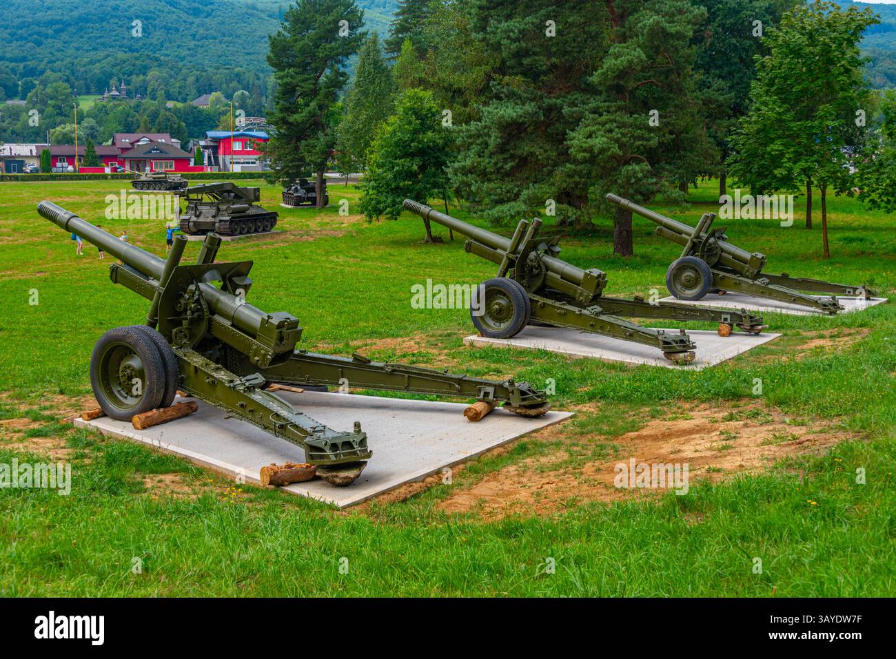 Waffen wurden vor dem Militärhistorischen Institut in Svidnik, Slowakei, ausgestellt. BILD Stockfoto