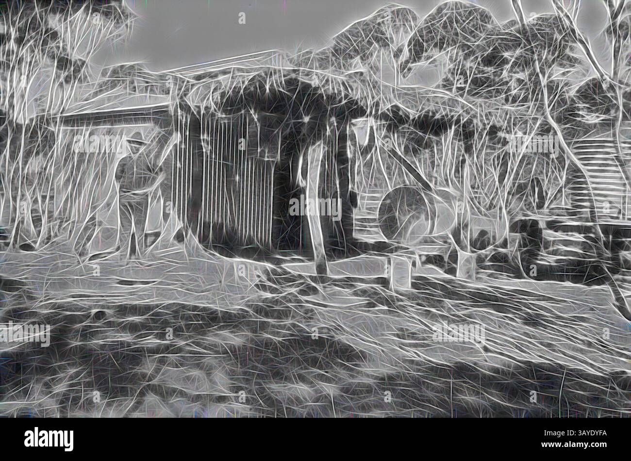 Zwei Figuren stehen neben einem rustikalen Schuppen, umgeben von Bäumen, was eine ruhige, aber leicht surreale Atmosphäre schafft. Das Gebäude verfügt über ein strukturiertes Äußere und eine Reihe von natürlichen Elementen, die sich mit der Landschaft verflechten. Negativ - Prooinga, Victoria, um 1925, Ein Mann vor einer Hütte aus Wellblech und mit einer reetgedeckten Veranda. Es gibt einen Kraftstoff (?) Tank unter der Veranda und ein Wassertank auf der rechten Seite. Klassische Kunst mit einem modernen Touch, neu gestaltet von Artotop Stockfoto