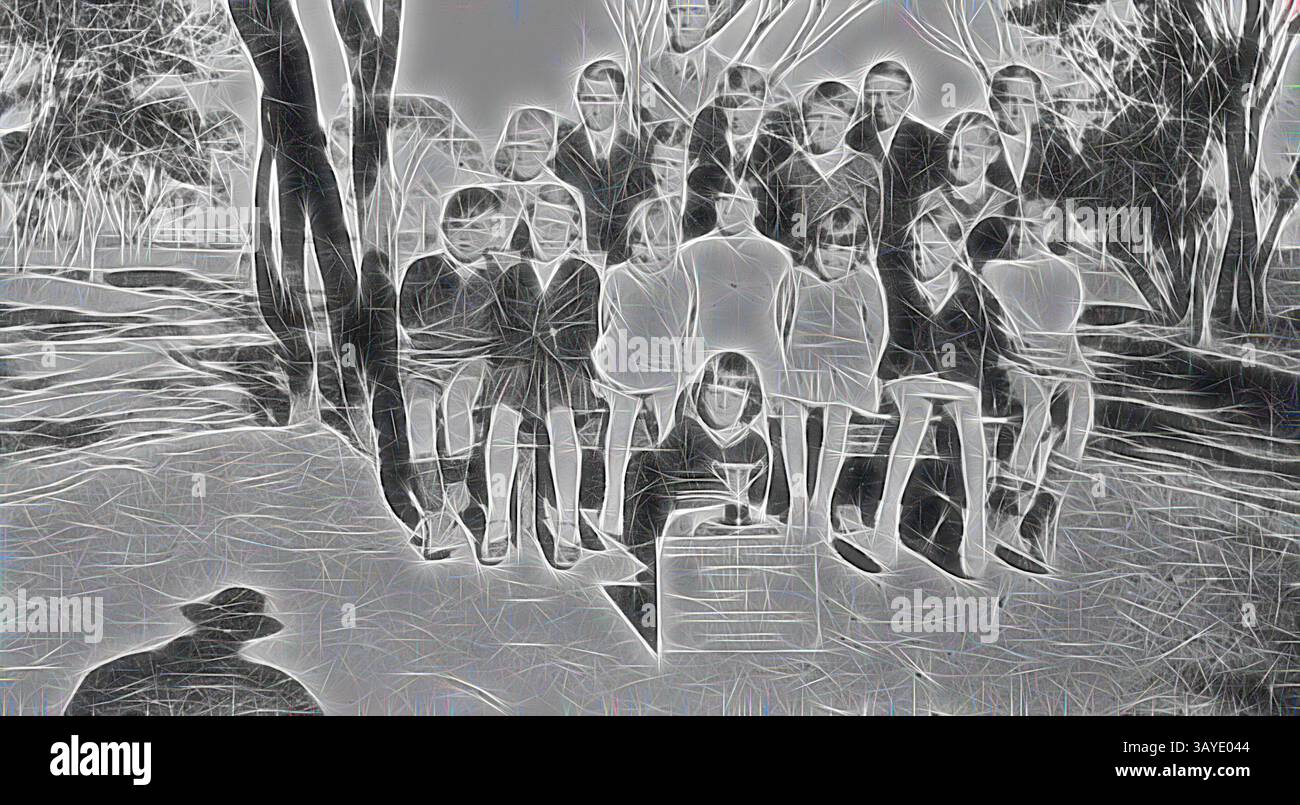 Eine Gruppe von Schülern posiert zusammen im Freien, mit einer Trophäe, die vor der Tür sichtbar ist. Die Szene fängt einen Moment der Kameradschaft und Leistung ein, eingerahmt von Bäumen im Hintergrund. Negativ - Beulah, Victoria, 1933, Lehrer und Schüler der Beulah School. Auf einer Schachtel vorne befindet sich ein silberner Becher mit einer unlesbaren Inschrift. (Ammentiert) rückwärts geschrieben: „BABYSOUTH STREET/COMPETITION/1 PRIZE/S.S.STONE CHURCH/ACTION SONG“, Klassische Kunst mit einem modernen Twist, neu interpretiert von Artotop Stockfoto