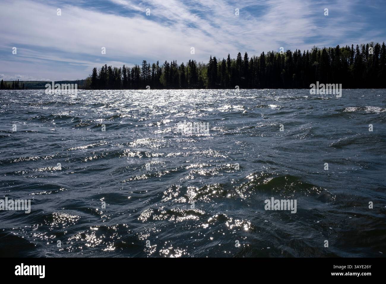 Sonne funkelt auf See umgeben von Wald, Dore Lake, Saskatchewan, Kanada Stockfoto