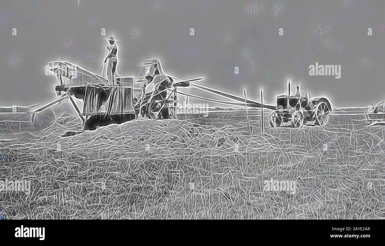 Eine alte Bauernszene mit einem Pferdeernter, auf dem ein Landwirt inmitten weitläufiger Felder arbeitet. In der Nähe steht ein früher Traktor bereit, der den Übergang von der traditionellen zur maschinellen Landwirtschaft unterstreicht. Die Landschaft ist mit geschnittenem Heu gespickt, was ein Gefühl von harter Arbeit und ländlichem Leben weckt., negativ - Wando Vale, Victoria, 1938, laut Chris McConville in Mum and Dad Made History (1988), kaufte und teilte die Regierung unter dem Closer Settlement Act große Grundstücke in der Gegend von Wando Vale auf und Hunderte von Familien kamen, um sich in der Gegend niederzulassen Stockfoto