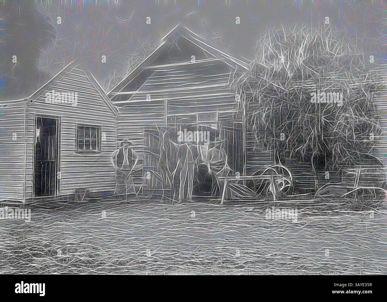 Eine rustikale Szene mit einer Gruppe von Individuen in der Nähe einer verwitterten Scheune, umgeben von landwirtschaftlichen Geräten und bewachsener Vegetation, die ein Gefühl nostalgischer Einfachheit weckt. Negativ - Wychitella, Victoria, vor 1910, drei Männer, die vor dem ursprünglichen Schmiedeladen in Wychitella standen. Klassische Kunst mit einem modernen Touch, neu interpretiert von Artotop Stockfoto