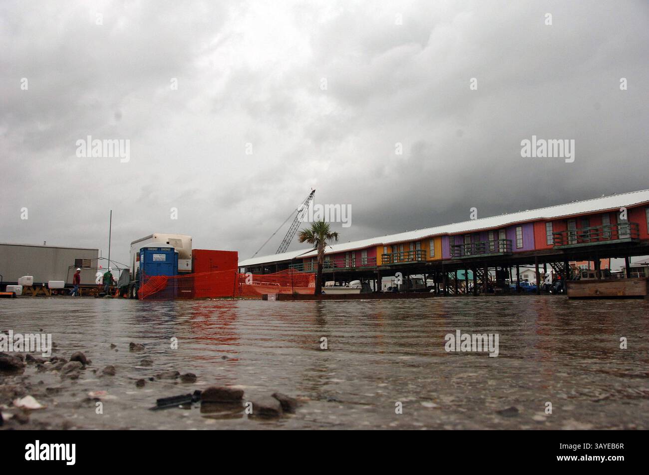 30. Juni 2010 – Branch Terrebonne, Louisiana, USA – Wasser kriecht bei Flut am Dienstag in tief gelegene Gebiete der Branch Terrebonne Parish, La. Ausrüstung, die anfällig für weggespült werden könnte, wurde wegen einer Flut bewegt, die einen Fuß höher als normal war. In der Nähe gesichert, kann es schnell wieder eingesetzt werden, sobald die Gezeiten im Laufe dieser Woche wieder normal sind. Die Deepwater Horizon Ölpest ist eine massive Ölpest im Golf von Mexiko, die heute als die größte Offshore-Ölpest in der Geschichte der USA gilt. Die Ölpest stammt von einer Ölpfanne, die am 20. April 2010 durch den Deepwater Horizon entstanden ist Stockfoto