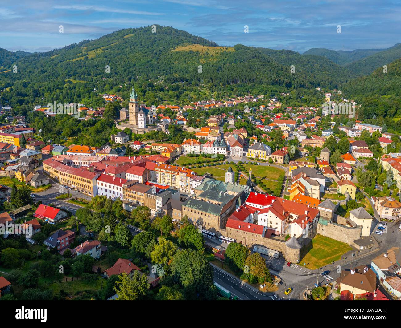 Panoramablick auf die Burg Kremnica mit Blick auf die Altstadt, Slowakei. BILD Stockfoto