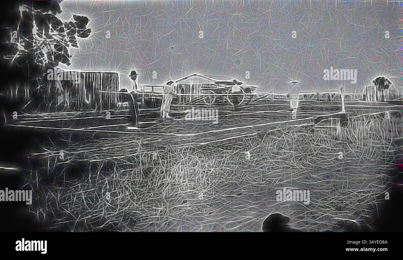 Eine ruhige Landschaft mit einem weiten, offenen Feld, das von Holzkonstruktionen umgeben ist, mit einem entfernten Haus. Die Szene ist ruhig, umhüllt von einem sanften, ätherischen Leuchten, das die natürlichen Elemente und die Grenzen des Raumes hervorhebt. Negativ - Balldale, New South Wales, 1928, Ein gemischtes Doppel-Tennisspiel. Im Hintergrund befinden sich Bauernhäuser und Waggons, klassische Kunst mit einem modernen Touch, der von Artotop neu interpretiert wurde Stockfoto