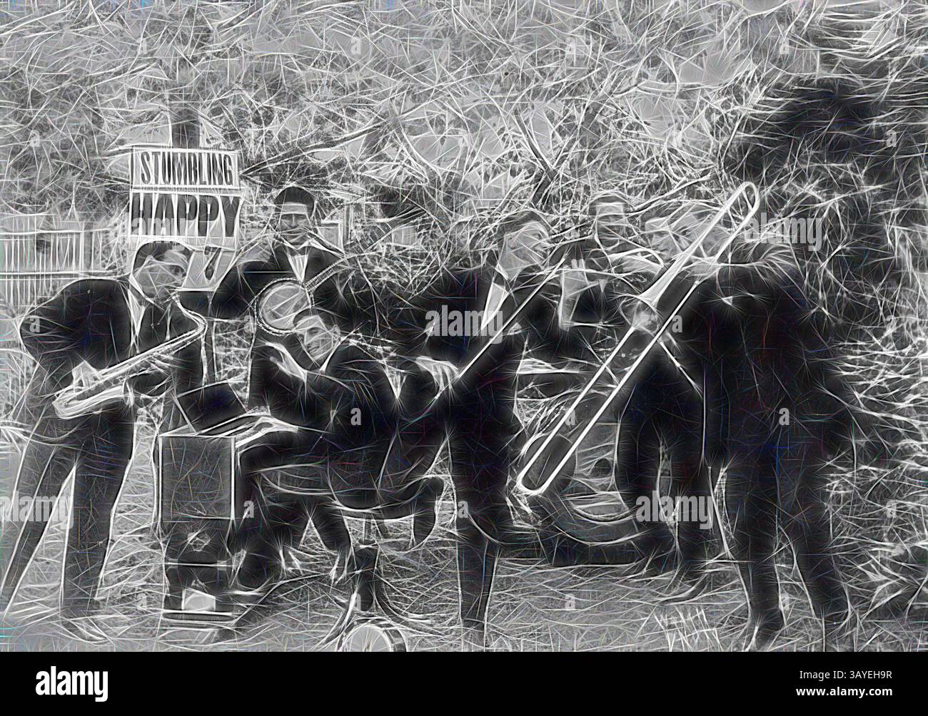 Eine lebhafte Jazzband tritt im Freien auf, mit Musikern mit verschiedenen Instrumenten wie Posaune und Saxophon. Ein Musiker spielt Klavier, während ein anderer ein Schild mit der Aufschrift „Stolbling Happy“ hält. Die Szene fängt einen Moment voller Freude und Energie ein. Negativ - Castlemaine, Victoria, um 1920, Eine Jazzgruppe, die in einem Garten auftritt. Hinter ihnen steht ein Schild mit der Aufschrift „Stolbling Happy... .7“, Klassische Kunst mit modernem Touch, neu gestaltet von Artotop Stockfoto