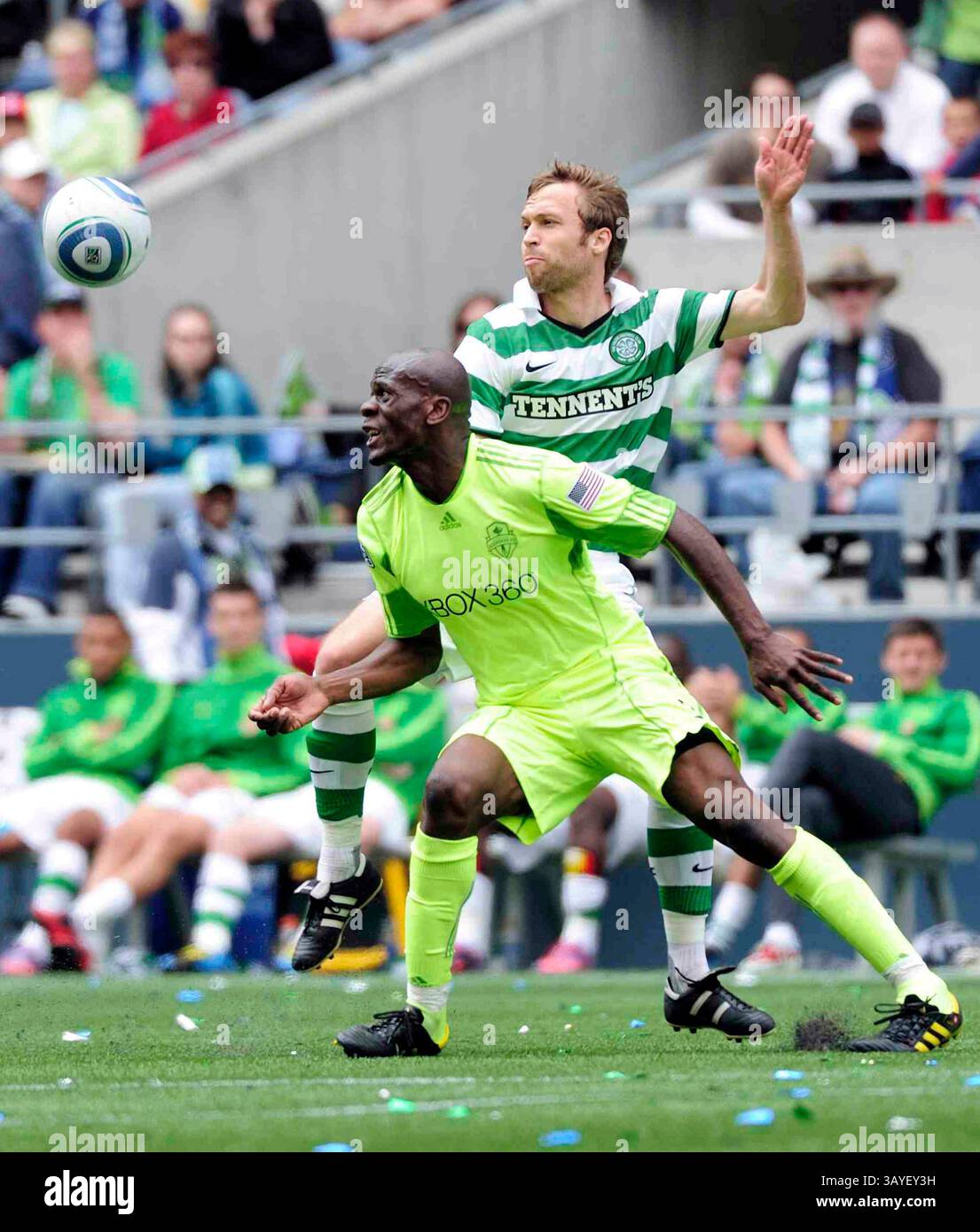 18. Juli 2010. Blaise Nkufo #9 des Sounders FC wird von Andreas Hinkel #2 des Celtic FC im Qwest Field in Seattle, WA, verteidigt. Celtic FC besiegt Sounders FC 2 - 1. George Holland / Cal Sport Media. (Bild: © George Holland/Cal Sport Media/ZUMApress.com) Stockfoto