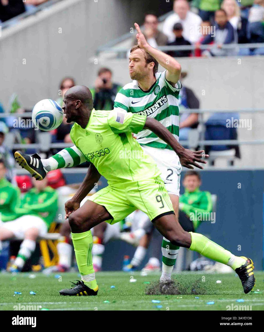 18. Juli 2010. Blaise Nkufo #9 von Sounders FC wird von Andreas Hinkel #2 von Celtic FC im Qwest Field in Seattle, WA verteidigt. Celtic FC besiegt Sounders FC 2 - 1. George Holland / Cal Sport Media(Bild: © George Holland/Cal Sport Media/ZUMApress.com) Stockfoto