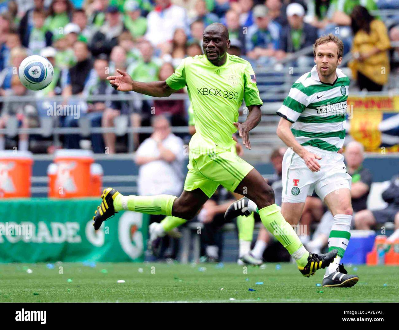 18. Juli 2010. Blaise Nkufo #9 von Sounders FC wird von Andreas Hinkel #2 von Celtic FC im Qwest Field in Seattle, WA verteidigt. Celtic FC besiegt Sounders FC 2 - 1. George Holland / Cal Sport Media(Bild: © George Holland/Cal Sport Media/ZUMApress.com) Stockfoto