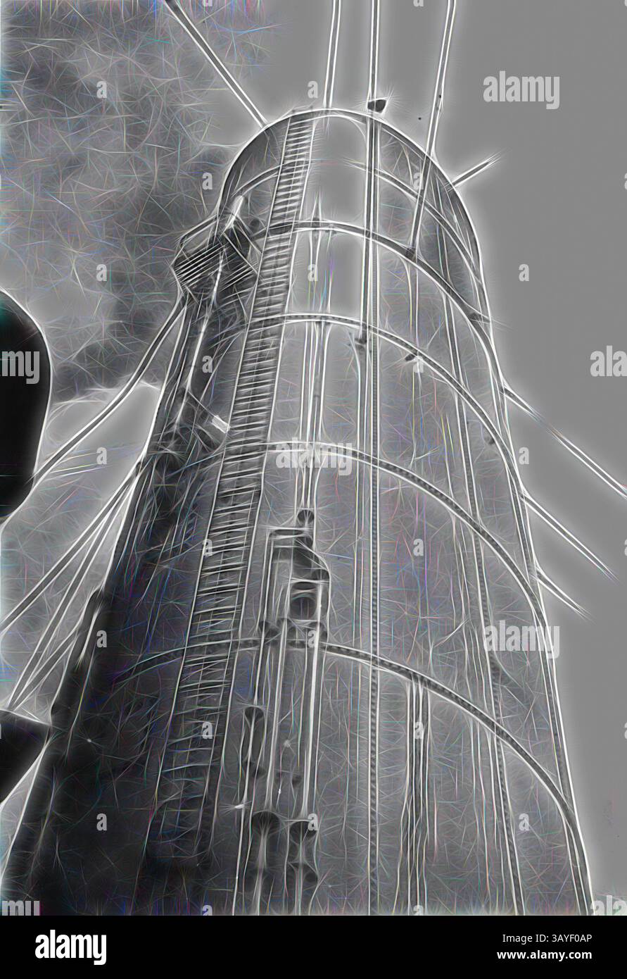 Ein hoch aufragendes Gebäude erhebt sich vor einem strukturierten Himmel, dessen zylindrische Form mit komplizierten Details und vertikalen Linien umrandet ist. Leitern steigen entlang der Oberfläche auf und führen zu einem erhöhten Aussichtspunkt, während sich Kabel über die Szene erstrecken, was ein Gefühl von Tiefe und Perspektive verleiht. Negativ - Trichter des SS-Nestors, 1947-1948, Trichter des SS-Nestors. Eines von sechs Schwarzweiß-Negativen, die Schiffe und Navigationsinstrumente darstellen, die mit Martin Spencer-Hogbins Karriere in der Seefahrt zusammenhängen. Martin diente von Juli 1947 bis September 1948 auf der SS Nestor. Geboren 1924 in England Martin Stockfoto