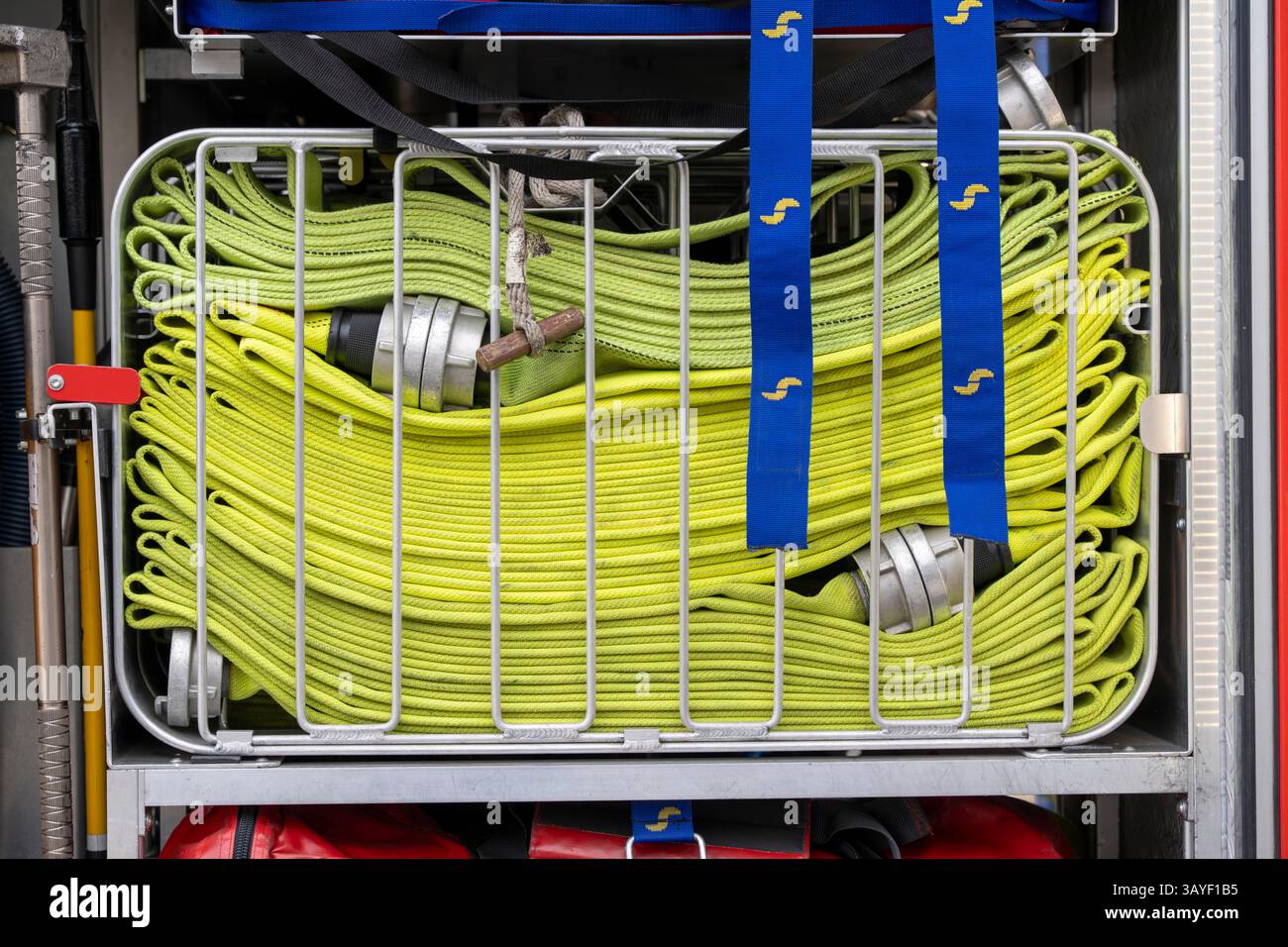 Feuerwehrfahrzeug, HLF, Hilfsfeuerwehrfahrzeug, Feuerwehrfahrzeug mit Zusatzausrüstung für technische Hilfe, Details, Schläuche, Schlauchkäfig, Stockfoto