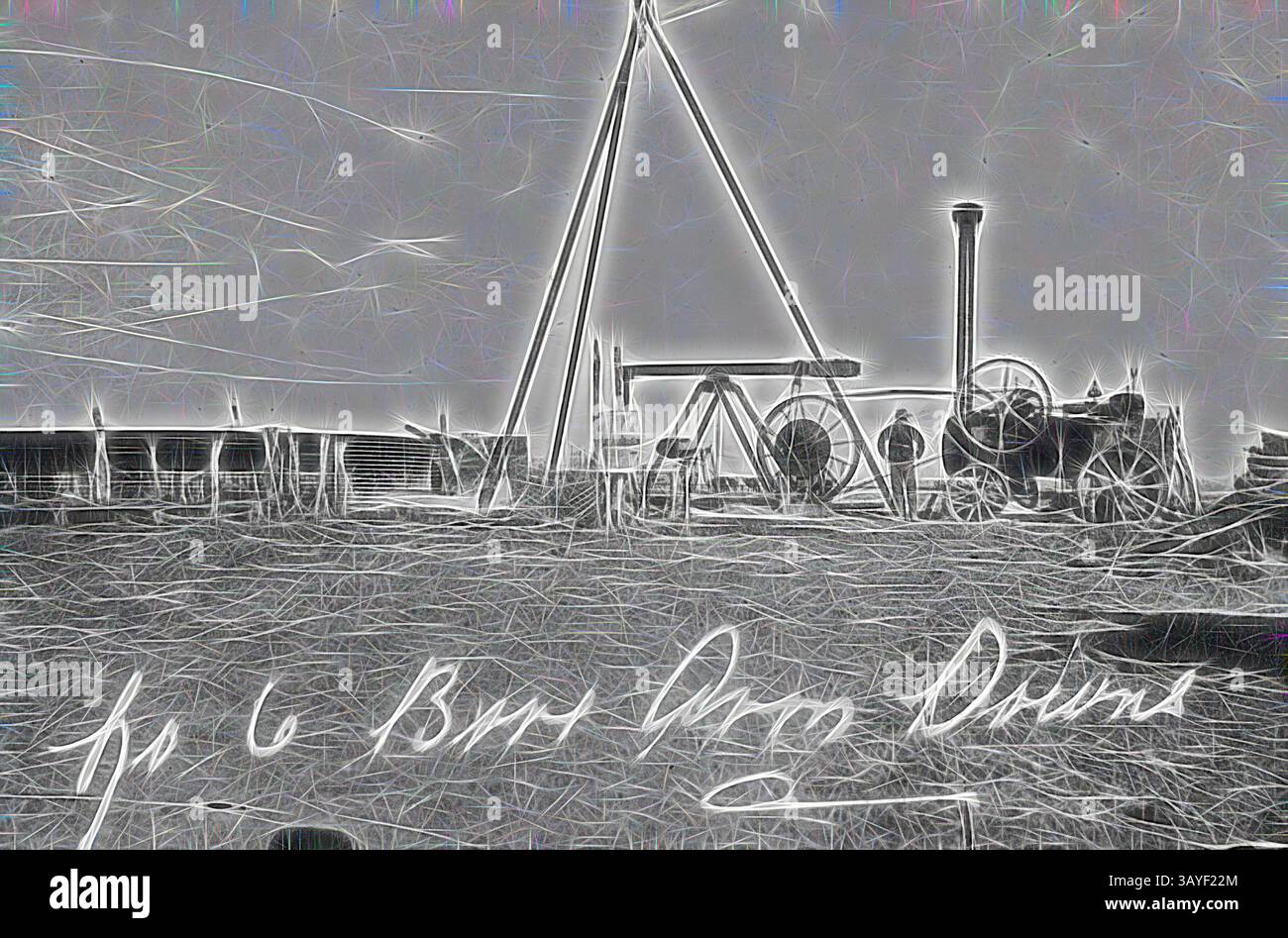 Eine historische Szene mit einem Industriegelände mit einer großen dampfbetriebenen Maschine, umgeben von mehreren Personen. Das Ambiente vermittelt ein Gefühl der Innovation aus einer vergangenen Zeit, mit deutlich sichtbaren Maschinen und einer rustikalen Landschaft im Hintergrund. Die handschriftliche Notiz deutet auf eine signifikante Verbindung zu den dargestellten Personen oder Ereignissen hin. Negativ - Queensland, 1912, Artesian Bore No.6 auf der Station 'Avon Downs'. Die Bohrung wird von einer Dampfmaschine angetrieben. Klassische Kunst mit einem modernen Twist, der von Artotop neu interpretiert wurde Stockfoto