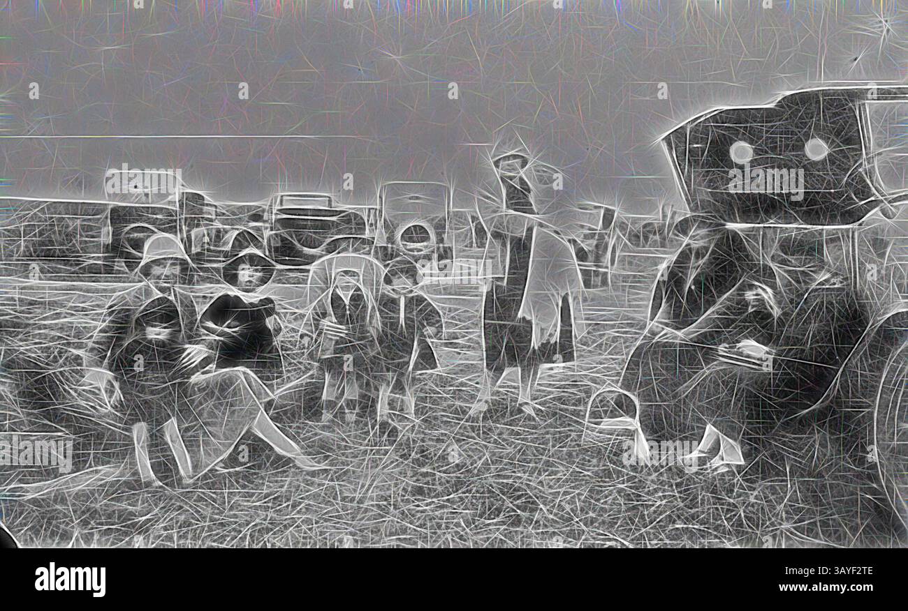 Eine Gruppe von sechs Personen in zeitgenössischer Kleidung, versammelt sich auf einem Feld. Sie zeigen eine Reihe von Ausdrücken und Posen, während Oldtimer und Heuballen im Hintergrund sichtbar sind, was auf eine ländliche Umgebung hindeutet. Negativ - Bauernfamilien posierten mit ihren Autos während des Besuchs des Better Farming Train, Underbool, Victoria, 1926, Bauernfamilien posierten mit ihren Autos während des Besuchs des Better Farming Train. Fünf Frauen und sechs Kinder sitzen und stehen neben einem Auto. Ein Korb zu ihren Füßen deutet darauf hin, dass sie vielleicht ein Picknick gemacht haben. Klassische Kunst mit einem modernen Touch, neu gestaltet von Stockfoto