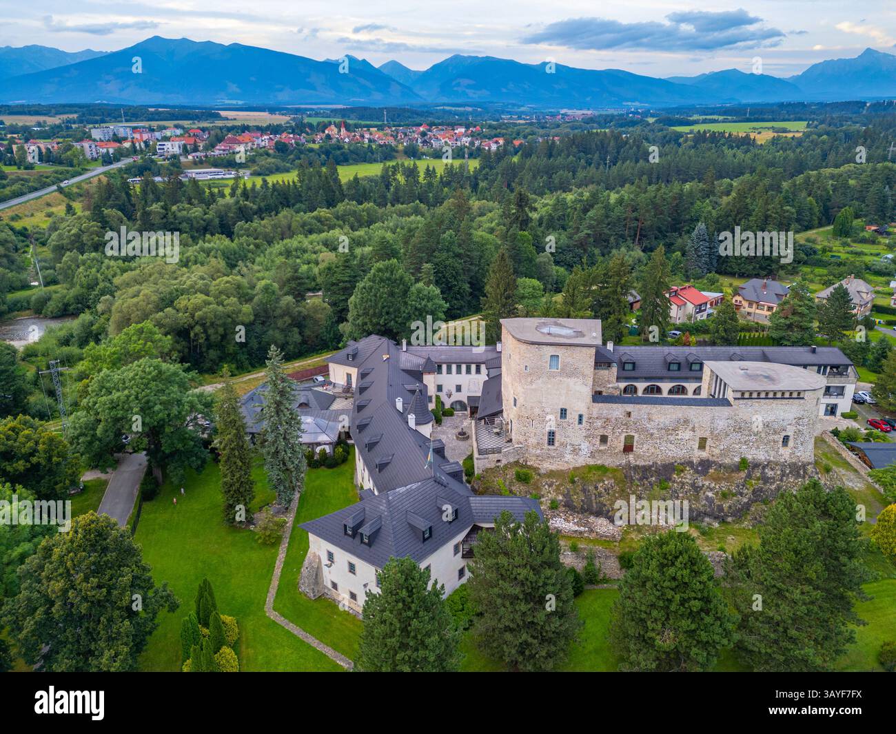 Panoramablick auf die Burg Liptovsky Hradok in der Slowakei. BILD Stockfoto