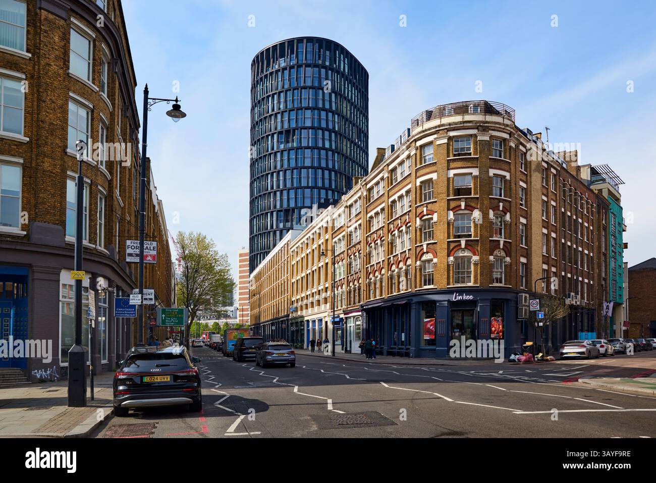 Great Eastern Street, Shoreditch, London UK, mit dem neuen Art'otel-Gebäude im Hintergrund Stockfoto