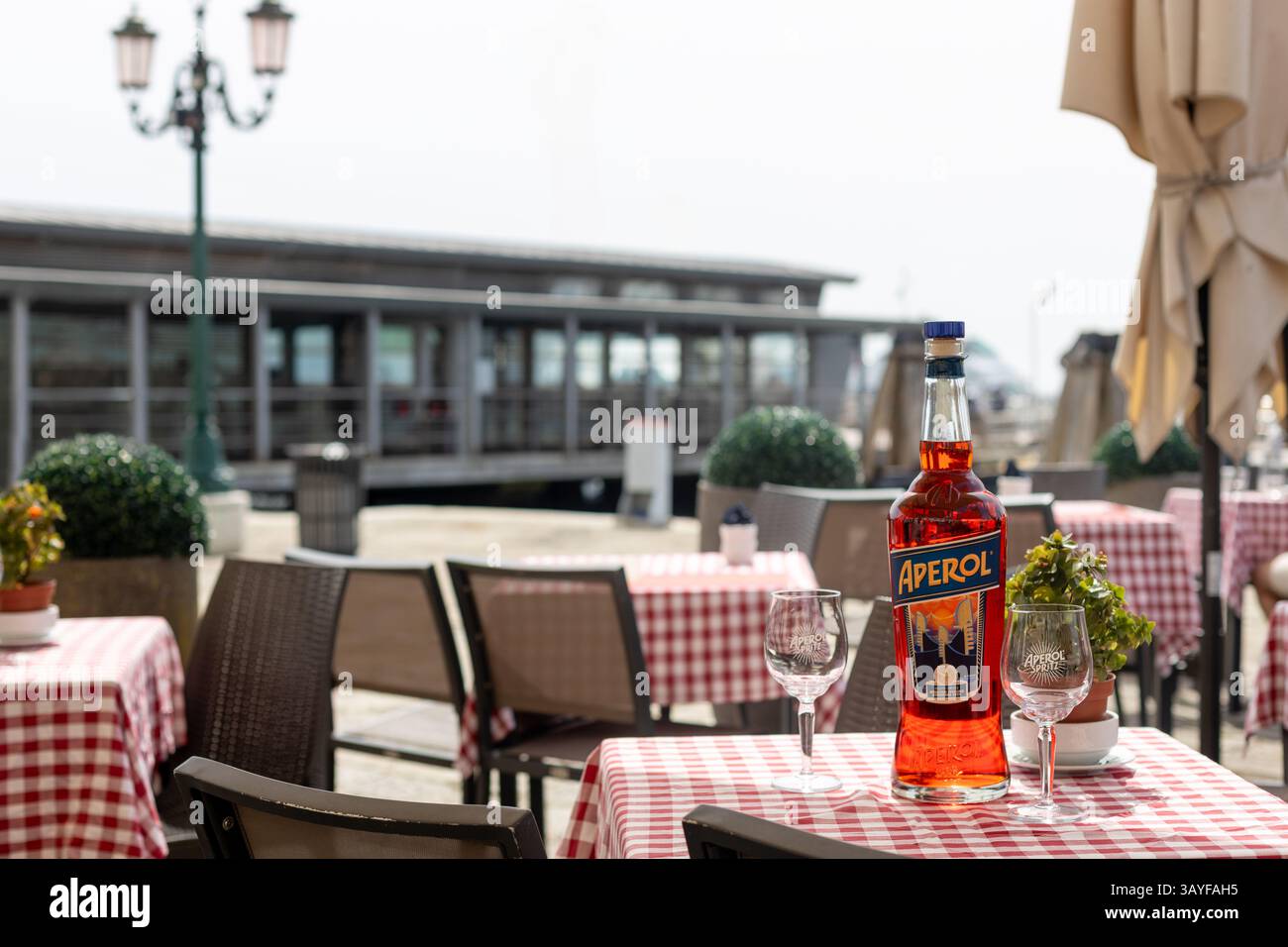 Venedig, Italien - 20. April 2025: Aperol-Flasche auf dem Tisch im Café im Freien Stockfoto