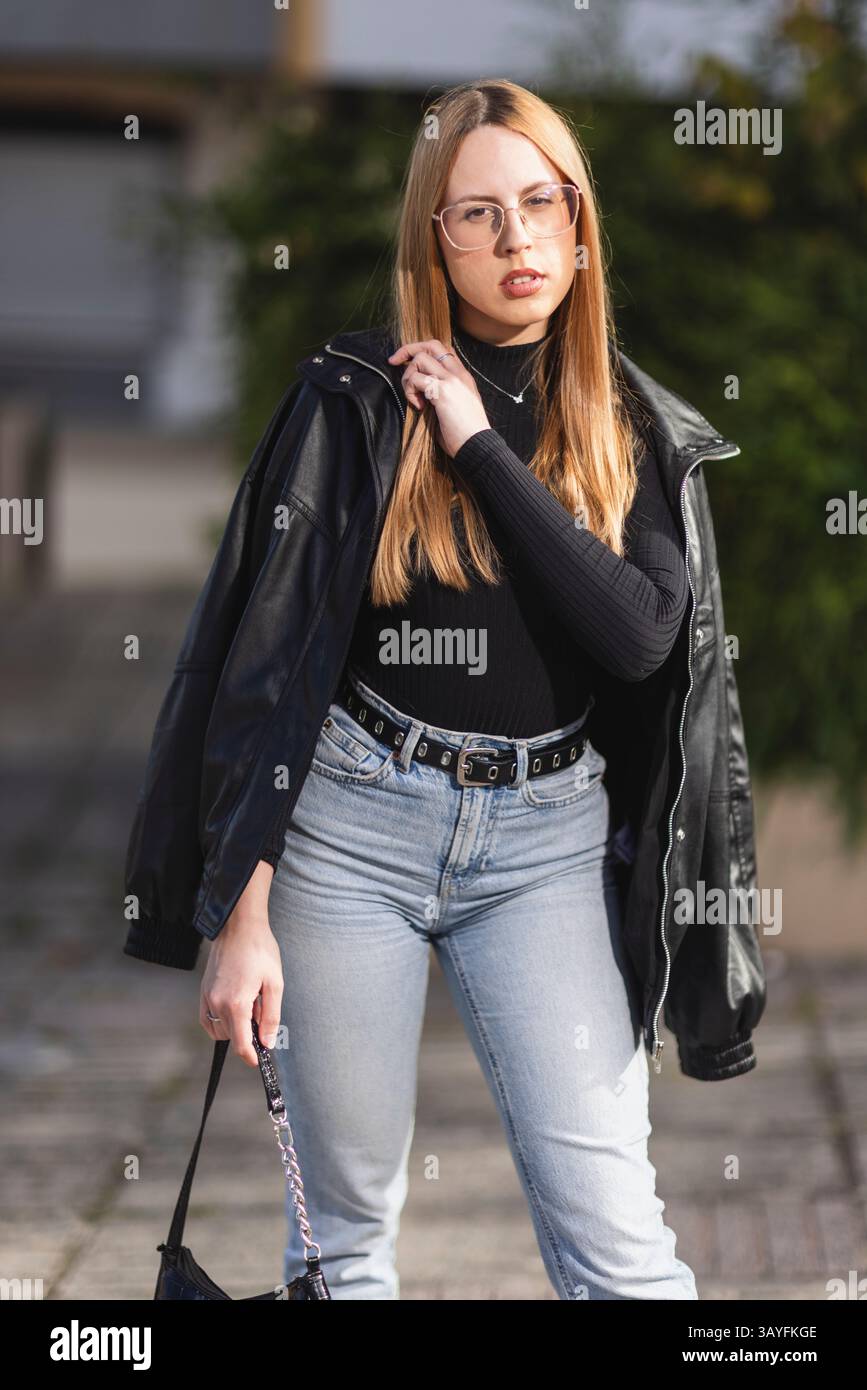 Trendige Frau posiert im Freien in Urban Fashion Stockfoto