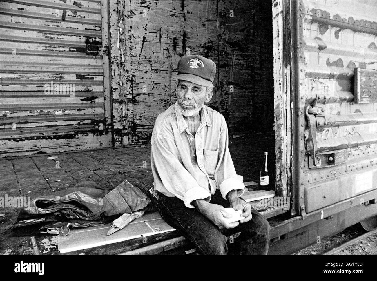 8. Dezember 2004 - Calexico, Kalifornien, USA - dieser Mann hat einen 4,08 Gehaltsscheck, sein Nettoverdienst für zwei volle Arbeitstage. Zu müde, um die Grenze zu überqueren und nach einem Arbeitstag nach Mexicali zurückzukehren, schläft er in den Bahnhöfen, die gleichzeitig als Auswandererdepot dienen. Das Migrant Project hat sich zum Ziel gesetzt, eines zu tun: Den Menschen ein menschliches Gesicht zu geben, ob es sich um Familien handelt, die monatelang während der Traubensaison in den Schotten Mekkas leben, Tomatenpflücker in Stockton, die durch schlammige Felder gleiten und dreißig Kilo-Eimer in glühender Hitze schleppen, Tagarbeiter, die um 2:00 Uhr morgens bis c aufstehen Stockfoto