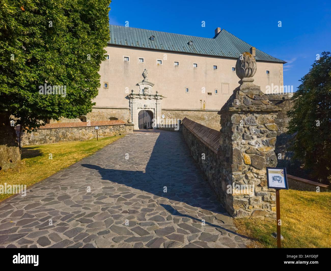 Panoramablick auf das Schloss Cerveny Kamen in der Slowakei. BILD Stockfoto